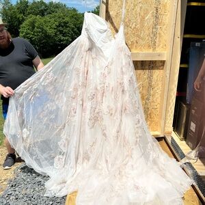 Oleg Cassini wedding dress, size 14 floral brand new .